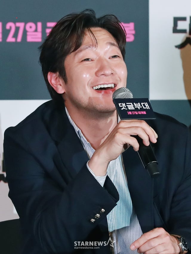 배우 손석구가 15일 오후 서울 CGV용산아이파크몰에서 진행된 영화 '댓글부대'(감독 안국진) 언론시사회 및 기자간담회에 참석해 질문에 답하고 있다.  대기업에 대한 기사를 쓴 기자 임상진이 온라인 여론을 조작한다는 익명 제보자의 충격적인 메시지를 받고 벌어지는 범죄 드라마 '댓글부대'는 오는 27일 개봉한다. /2024.03.15 /사진=이동훈