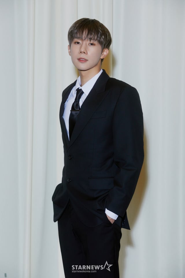그룹 인피니트(INFINITE) 김성규가 31일 오후 서울 서초구 더 리버사이드 호텔에서 진행된 일곱 번째 미니앨범 '비긴'(13egin) 발매 기념 기자간담회에 참석해 포즈를 취하고 있다. 새 앨범 타이틀곡 '뉴 이모션스(New Emotions)'는 멤버들의 6인 6색 풍성한 보컬과 코드 프로그레션이 묵직하게 어우러진 소리 표현이 매력적인 트랙으로 프로듀서 라이언 전(Ryan Jhun)이 작곡을 맡았다. 또한 인피니트는 매혹적인 남자들의 나른함과 섹시함을 담아 마치 고급 향수의 은은한 향과 같이 세련되면서도 과하지 않은 퍼포먼스를 완성했다. / 사진제공 =인피니트 컴퍼니 /사진=김창현