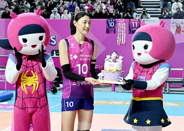 김연경(가운데)이 생일 케이크를 받고 미소짓고 있다. /사진=한국배구연맹(KOVO) 제공