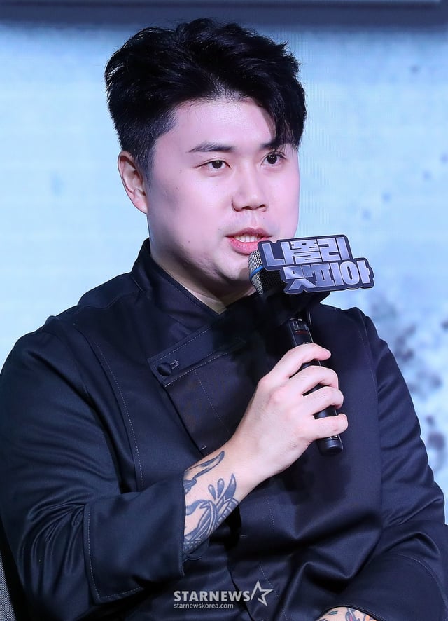 나폴리 맛피아가 7일 오전 서울 마포구 호텔 나루 서울 엠갤러리에서 진행된 넷플릭스 예능 '흑백요리사: 요리 계급 전쟁' TOP8 기자간담회에 참석해 인사말을 하고 있다. '흑백요리사: 요리 계급 전쟁'은 맛 하나는 최고라고 평가받는 재야의 고수 '흑수저' 셰프들이 대한민국 최고의 스타 셰프 '백수저'들에게 도전장을 내밀며 치열하게 맞붙는 100인의 요리 계급 전쟁이다. 2024.10.07 /사진=김창현