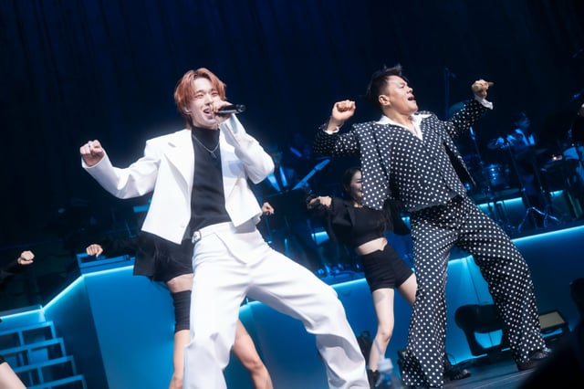 그룹 NEXZ가 박진영(J.Y. Park) 데뷔 30주년 기념 콘서트 'Still JYP' 도쿄 공연에서 박진영과 합동 무대를 펼치고 있다/사진제공=JYP엔터테인먼트