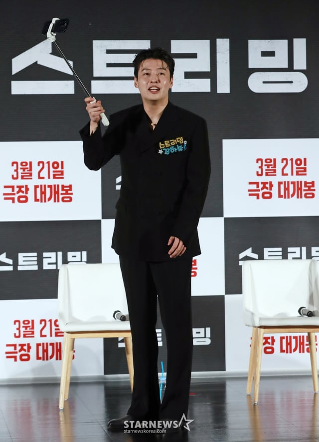 배우 강하늘이 26일 오전 서울 광진구 롯데시네마 건대입구점에서 진행된 영화 '스트리밍'(감독 조장호) 제작발표회에 참석해 인사를 하고 있다. 구독자 수 1위의 범죄 채널 스트리머 '우상(강하늘)'이 풀리지 않던 연쇄살인 사건의 단서를 발견하고 범인을 추적하는 과정을 실시간으로 방송하며 벌어지는 스릴러 '스트리밍'은 3월 21일 개봉한다. /2025.02.26 /사진=이동훈 photoguy@
