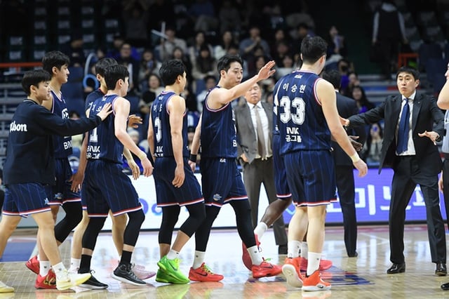 KCC 선수단. /사진=KBL 제공