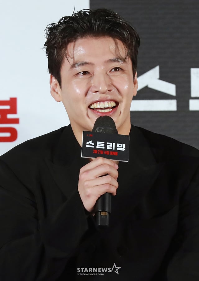 배우 강하늘이 26일 오전 서울 광진구 롯데시네마 건대입구점에서 진행된 영화 '스트리밍'(감독 조장호) 제작발표회에 참석해 질문에 답하고 있다. 구독자 수 1위의 범죄 채널 스트리머 '우상(강하늘)'이 풀리지 않던 연쇄살인 사건의 단서를 발견하고 범인을 추적하는 과정을 실시간으로 방송하며 벌어지는 스릴러 '스트리밍'은 3월 21일 개봉한다. /2025.02.26 /사진=이동훈 photoguy@