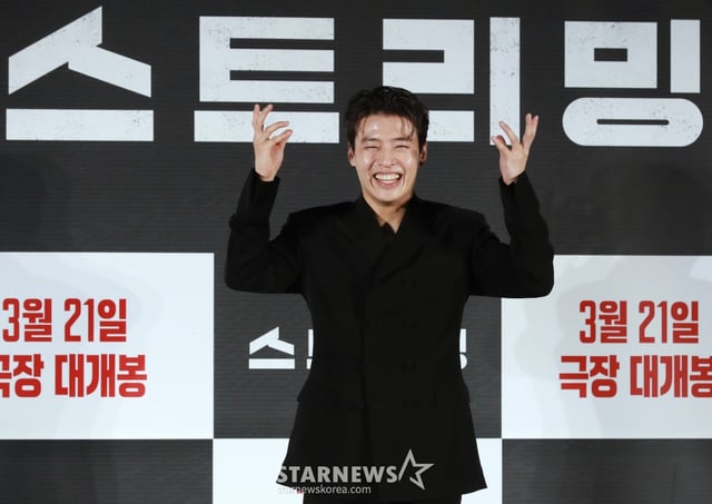 배우 강하늘ㅇ 26일 오전 서울 광진구 롯데시네마 건대입구점에서 진행된 영화 '스트리밍'(감독 조장호) 제작발표회에 참석해 질문에 포즈를 취하고 있다. 구독자 수 1위의 범죄 채널 스트리머 '우상(강하늘)'이 풀리지 않던 연쇄살인 사건의 단서를 발견하고 범인을 추적하는 과정을 실시간으로 방송하며 벌어지는 스릴러 '스트리밍'은 3월 21일 개봉한다. /2025.02.26 /사진=이동훈 photoguy@