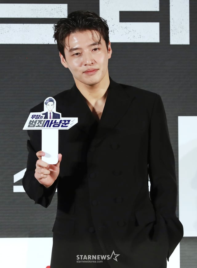 배우 강하늘ㅇ 26일 오전 서울 광진구 롯데시네마 건대입구점에서 진행된 영화 '스트리밍'(감독 조장호) 제작발표회에 참석해 질문에 포즈를 취하고 있다. 구독자 수 1위의 범죄 채널 스트리머 '우상(강하늘)'이 풀리지 않던 연쇄살인 사건의 단서를 발견하고 범인을 추적하는 과정을 실시간으로 방송하며 벌어지는 스릴러 '스트리밍'은 3월 21일 개봉한다. /2025.02.26 /사진=이동훈 photoguy@