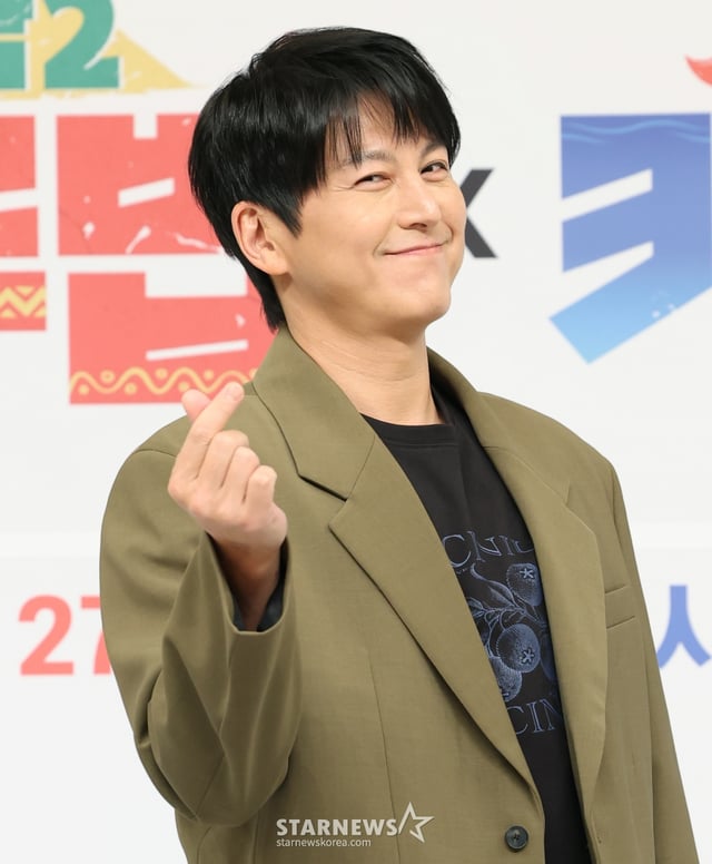 (서울=뉴스1) 권현진 기자 = 배우 류수영이 27일 서울 양천구 목동 SBS에서 열린 예능 ‘정글밥2 - 페루밥, 카리브밥’ 제작발표회에서 포즈를 취하고 있다. ‘정글밥2 - 페루밥’은 류수영, 최현석, 김옥빈, 최다니엘이 정글 현지에서만 구할 수 있는 식재료로 현지인과 교류하며 요리해 먹는 이야기를 담은 프로그램이다. 2025.2.27/뉴스1 Copyright (C) 뉴스1. All rights reserved. 무단 전재 및 재배포, AI학습 이용 금지. /사진=(서울=뉴스1) 권현진 기자