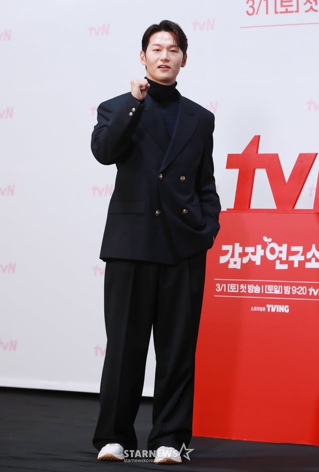 배우 이학주가 27일 오후 서울 신도림 라마다 호텔에서 진행된 tvN 새 토일드라마 '감자연구소' 제작발표회에 참석해 포즈를 취하고 있다. 감자에 울고 웃는 감자 연구소, 감자가 전부인 미경의 인생에 나타난 차가운 원칙주의자 백호. 뱅글뱅글 회오리 감자처럼 휘몰아치는 힐링 코믹로맨스 '감자연구소'는 3월 1일 첫 방송된다. /2025.02.27 /사진=이동훈 photoguy@