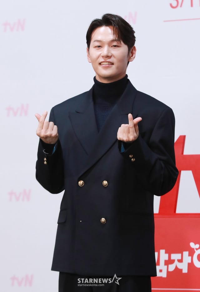 배우 이학주가 27일 오후 서울 신도림 라마다 호텔에서 진행된 tvN 새 토일드라마 '감자연구소' 제작발표회에 참석해 포즈를 취하고 있다. 감자에 울고 웃는 감자 연구소, 감자가 전부인 미경의 인생에 나타난 차가운 원칙주의자 백호. 뱅글뱅글 회오리 감자처럼 휘몰아치는 힐링 코믹로맨스 '감자연구소'는 3월 1일 첫 방송된다. /2025.02.27 /사진=이동훈 photoguy@