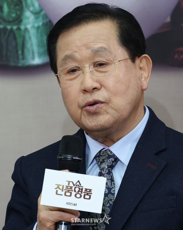 (서울=뉴스1) 권현진 기자 = 김준영 도자기 감정위원이 27일 서울 영등포구 KBS 신관에서 열린 ‘TV쇼 진품명품 30주년 기념 기자 간담회’에서 인사말을 하고 있다. ‘TV쇼 진품명품'은 세월 속에 묻혀 있던 진품, 명품을 발굴해 배우는 즐거움과 깨닫는 기쁨을 얻고, 전문 감정위원의 예리한 시선으로 우리 고미술품의 진가를 확인하는 고미술 감정 프로그램이다. 2025.2.27/뉴스1 Copyright (C) 뉴스1. All rights reserved. 무단 전재 및 재배포, AI학습 이용 금지. /사진=(서울=뉴스1) 권현진 기자