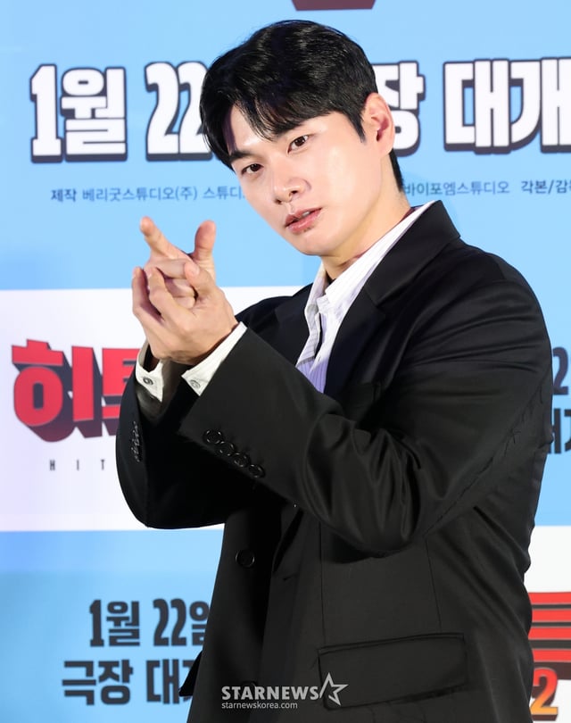 (서울=뉴스1) 권현진 기자 = 배우 이이경이 15일 서울 용산구 CGV 용산점에서 열린 영화 '히트맨2' 언론시사회에 참석해 포즈를 취하고 있다.   '히트맨2'는 대히트 흥행 작가에서 순식간에 '뇌절작가'로 전락한 '준'(권상우 분)이 야심차게 선보인 신작 웹툰을 모방한 테러가 발생하고, 하루아침에 범인으로 몰리면서 벌어지는 코믹 액션 영화이다. 2021.15/뉴스1  Copyright (C) 뉴스1. All rights reserved. 무단 전재 및 재배포,  AI학습 이용 금지. /사진=(서울=뉴스1) 권현진 기자
