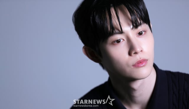 배우 이종현이 지난 24일 서울 종로구 스타뉴스 사옥에서 진행된 티빙 드라마 '스터디그룹' 관련 인터뷰에 앞서 포즈를 취하고 있다. 극 중 이종현은 유성공고에서 공부하기 위해 스터디그룹을 만드는 윤가민에게 첫 번째 멤버로 선택받은 엘리트 김세현 역을 연기했다. 뛰어난 학업 성적을 보이는 김세현은 대학 진학을 희망하지만, 기술을 배우라는 아버지의 강요를 받는 인물이기도 하다. 동명의 웹툰을 원작으로 하는 '스터디그룹'은 공부를 잘하고 싶지만 싸움에만 재능이 '몰빵' 된 윤가민(황민현 분)이 최악의 꼴통 학교에서 피 튀기는 입시에 뛰어들며 '스터디그룹'을 결성하는 코믹 고교 액션극이다. /사진=김창현 chmt@