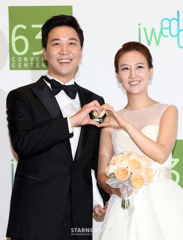 도경완 KBS 아나운서와 가수 장윤정이 28일 오전 서울 영등포구 여의도동 63컨벤션센터에서 올릴 결혼식에 앞서 포토타임을 갖고 있다. /사진=최부석 기자 my2eye@