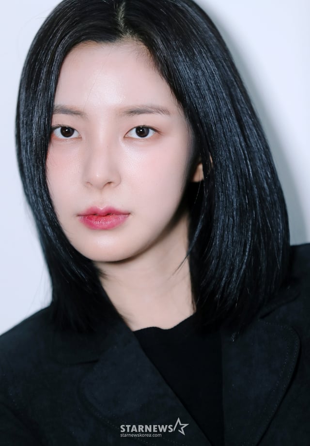 배우 신수현이 최근 서울 종로구 스타뉴스 사옥에서 진행된 티빙 드라마 '스터디그룹' 관련 인터뷰에 앞서 포즈를 취하고 있다.  극 중 신수현은 정의롭고 다정한 이지우 역을 맡았다.   동명의 웹툰을 원작으로 하는 '스터디그룹'은 공부를 잘하고 싶지만 싸움에만 재능이 '몰빵' 된 윤가민(황민현 분)이 최악의 꼴통 학교에서 피 튀기는 입시에 뛰어들며 '스터디그룹'을 결성하는 코믹 고교 액션극이다. /사진=김창현 chmt@