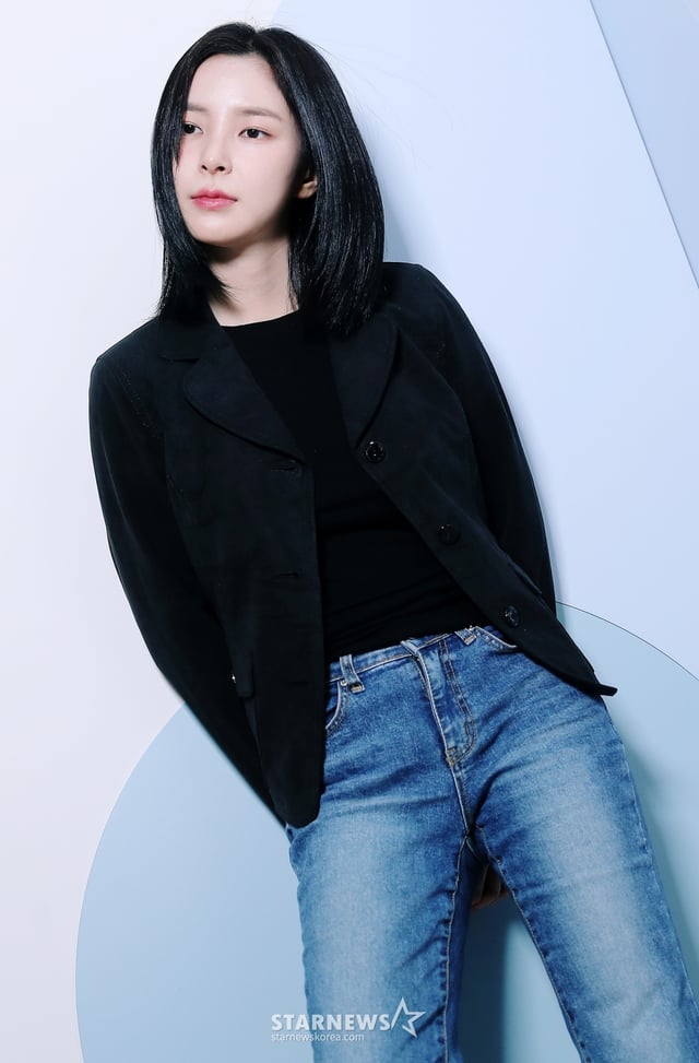 배우 신수현이 최근 서울 종로구 스타뉴스 사옥에서 진행된 티빙 드라마 '스터디그룹' 관련 인터뷰에 앞서 포즈를 취하고 있다.  극 중 신수현은 정의롭고 다정한 이지우 역을 맡았다.   동명의 웹툰을 원작으로 하는 '스터디그룹'은 공부를 잘하고 싶지만 싸움에만 재능이 '몰빵' 된 윤가민(황민현 분)이 최악의 꼴통 학교에서 피 튀기는 입시에 뛰어들며 '스터디그룹'을 결성하는 코믹 고교 액션극이다. /사진=김창현 chmt@
