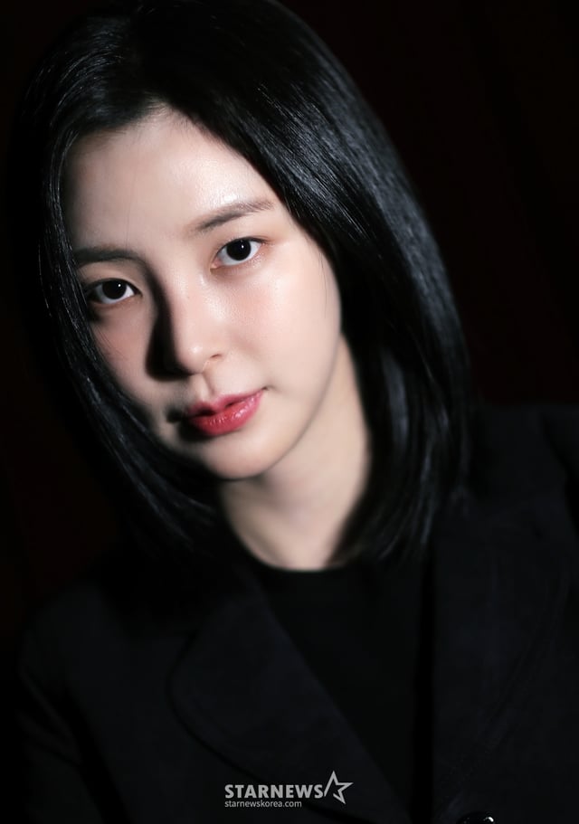 배우 신수현이 최근 서울 종로구 스타뉴스 사옥에서 진행된 티빙 드라마 '스터디그룹' 관련 인터뷰에 앞서 포즈를 취하고 있다.  극 중 신수현은 정의롭고 다정한 이지우 역을 맡았다.   동명의 웹툰을 원작으로 하는 '스터디그룹'은 공부를 잘하고 싶지만 싸움에만 재능이 '몰빵' 된 윤가민(황민현 분)이 최악의 꼴통 학교에서 피 튀기는 입시에 뛰어들며 '스터디그룹'을 결성하는 코믹 고교 액션극이다. /사진=김창현 chmt@