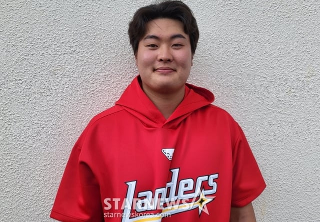 고명준이 28일 KT전 4안타 활약을 펼친 뒤 경기 후 취재진과 인터뷰를 하고 있다. /사진=안호근 기자