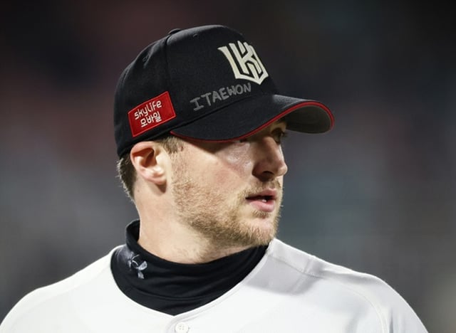 웨스 벤자민이 2023년 KBO 플레이오프 당시, 'ITAEWON(이태원)'이라는 글씨가 써진 모자를 쓰고 등판했다. /사진=KT 위즈 제공