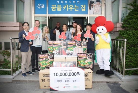 KT 외국인 선수들이 아내와 함께 지난 2023년 수원 KT 위즈파크 인근 아동복지시설인 '꿈을 키우는 집'을 방문, 기념 촬영에 임하고 있다. /사진=KT 위즈 제공