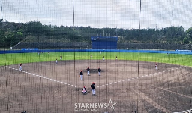 2일 일본 오키나와 온나손에 위치한 아카마 볼파크에서 KIA 타이거즈 선수들이 몸을 풀고 있다. /사진=김우종 기자