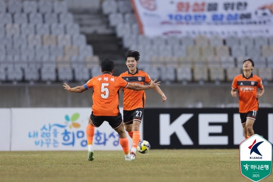 백승우(가운데)가 동점골을 넣고 달려가고 있다. /사진=한국프로축구연맹 제공