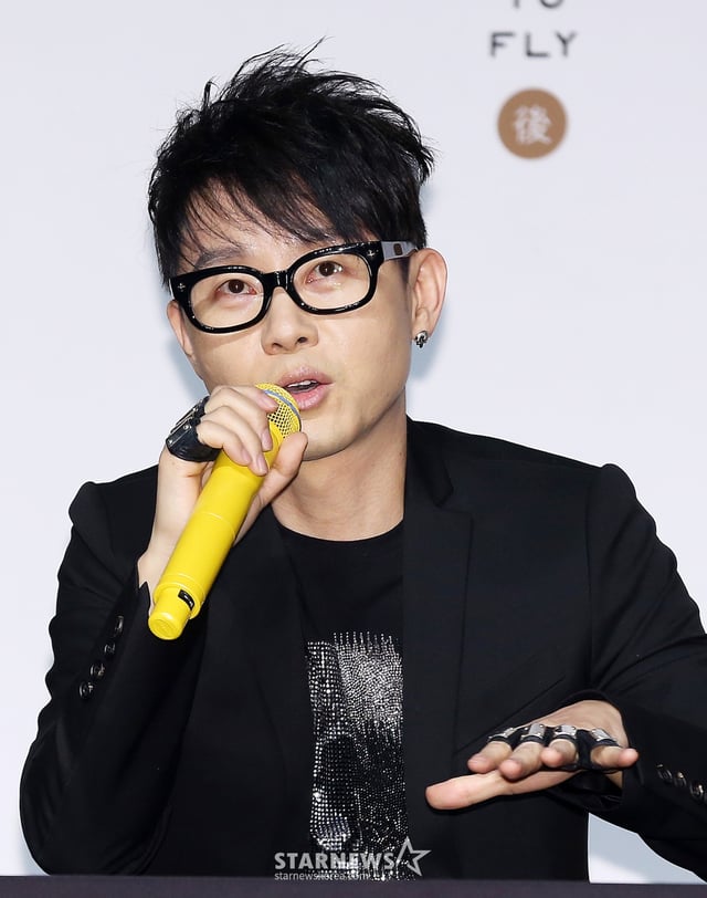 $ 가수 이승환이 서울 서대문구 이화여자대학교 삼성홀에서 진행된 정규 11집 앨범 '폴 투 플라이-후'(Fall to fly-後)' 발매 기념 기자간담회 및 쇼케이스 '10억 광년의 신호'에 참석해 취재진의 질문에 답하고 있다. /사진=hwijpg@(김휘선 인턴기자)