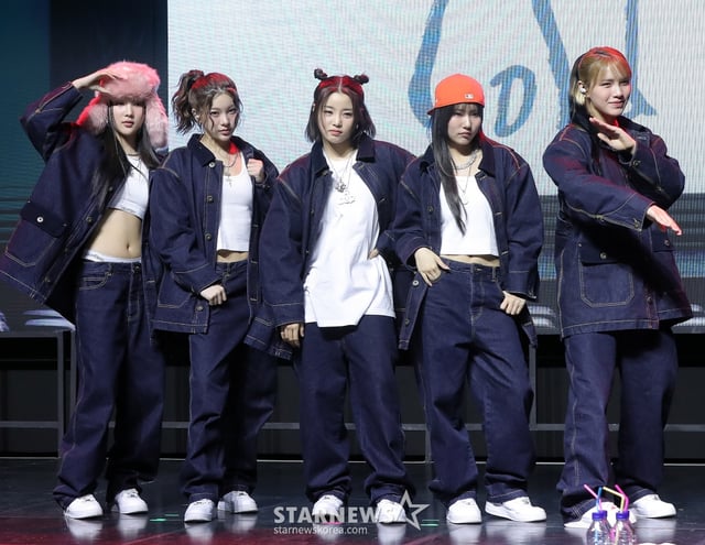 걸그룹 영파씨(YOUNG POSSE)가 4일 오후 서울 서대문구 예스24 원더로크홀에서 진행된 스페셜 앨범 'COLD' 발매 기념 쇼케이스에 참석해 포즈를 취하고 있다. 영파씨의 이번 앨범에는 타이틀곡 'COLD (feat.10CM)'를 중심으로 'Lovestagram', 'Blue Dot', 'Daddy Don't Leave Me', 'Santa Claus left me no goodz', 'Oskar's Drawing', 'COLD (YPS Colder Ver.)' 등 5개 가창곡과 2개 연주곡이 수미상관 구조를 이룬다. 특히, 각 트랙은 영파씨와 증경화가 뮤직비디오에서 연기한 인물들의 심경을 대변하는 만큼 보고, 듣는 재미를 모두 담고 있다. 2025.03.04 /사진=김창현 chmt@
