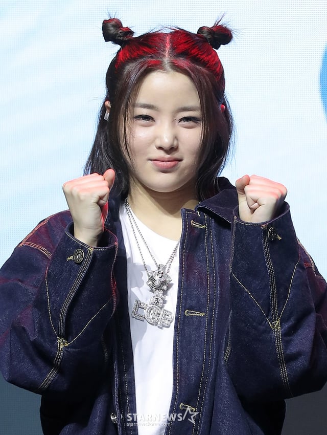 걸그룹 영파씨(YOUNG POSSE) 정선혜가 4일 오후 서울 서대문구 예스24 원더로크홀에서 진행된 스페셜 앨범 'COLD' 발매 기념 쇼케이스에 참석해 포즈를 취하고 있다. 영파씨의 이번 앨범에는 타이틀곡 'COLD (feat.10CM)'를 중심으로 'Lovestagram', 'Blue Dot', 'Daddy Don't Leave Me', 'Santa Claus left me no goodz', 'Oskar's Drawing', 'COLD (YPS Colder Ver.)' 등 5개 가창곡과 2개 연주곡이 수미상관 구조를 이룬다. 특히, 각 트랙은 영파씨와 증경화가 뮤직비디오에서 연기한 인물들의 심경을 대변하는 만큼 보고, 듣는 재미를 모두 담고 있다. 2025.03.04 /사진=김창현 chmt@