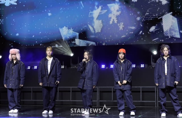 걸그룹 영파씨(YOUNG POSSE)가 4일 오후 서울 서대문구 예스24 원더로크홀에서 진행된 스페셜 앨범 'COLD' 발매 기념 쇼케이스에 참석해 멋진 무대를 선보이고 있다. 영파씨의 이번 앨범에는 타이틀곡 'COLD (feat.10CM)'를 중심으로 'Lovestagram', 'Blue Dot', 'Daddy Don't Leave Me', 'Santa Claus left me no goodz', 'Oskar's Drawing', 'COLD (YPS Colder Ver.)' 등 5개 가창곡과 2개 연주곡이 수미상관 구조를 이룬다. 특히, 각 트랙은 영파씨와 증경화가 뮤직비디오에서 연기한 인물들의 심경을 대변하는 만큼 보고, 듣는 재미를 모두 담고 있다. 2025.03.04 /사진=김창현 chmt@