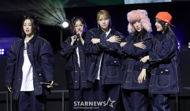 걸그룹 영파씨(YOUNG POSSE)가 4일 오후 서울 서대문구 예스24 원더로크홀에서 진행된 스페셜 앨범 'COLD' 발매 기념 쇼케이스에 참석해 멋진 무대를 선보이고 있다. 영파씨의 이번 앨범에는 타이틀곡 'COLD (feat.10CM)'를 중심으로 'Lovestagram', 'Blue Dot', 'Daddy Don't Leave Me', 'Santa Claus left me no goodz', 'Oskar's Drawing', 'COLD (YPS Colder Ver.)' 등 5개 가창곡과 2개 연주곡이 수미상관 구조를 이룬다. 특히, 각 트랙은 영파씨와 증경화가 뮤직비디오에서 연기한 인물들의 심경을 대변하는 만큼 보고, 듣는 재미를 모두 담고 있다. 2025.03.04 /사진=김창현 chmt@
