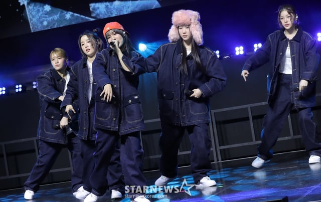 걸그룹 영파씨(YOUNG POSSE)가 4일 오후 서울 서대문구 예스24 원더로크홀에서 진행된 스페셜 앨범 'COLD' 발매 기념 쇼케이스에 참석해 멋진 무대를 선보이고 있다. 영파씨의 이번 앨범에는 타이틀곡 'COLD (feat.10CM)'를 중심으로 'Lovestagram', 'Blue Dot', 'Daddy Don't Leave Me', 'Santa Claus left me no goodz', 'Oskar's Drawing', 'COLD (YPS Colder Ver.)' 등 5개 가창곡과 2개 연주곡이 수미상관 구조를 이룬다. 특히, 각 트랙은 영파씨와 증경화가 뮤직비디오에서 연기한 인물들의 심경을 대변하는 만큼 보고, 듣는 재미를 모두 담고 있다. 2025.03.04 /사진=김창현 chmt@