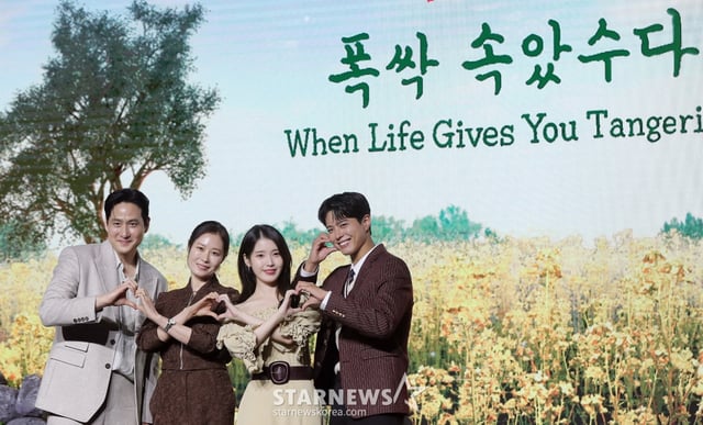 배우 박해준, 문소리, 이지은, 박보검이 5일 오전 서울 영등포구 여의도동 콘래드 서울에서 진행된 넷플릭스 시리즈 '폭싹 속았수다' 제작발표회에 참석해 포즈를 취하고 있다. '폭싹 속았수다'는 제주에서 태어난 '요망진 반항아' 애순이(아이유 분)와 '팔불출 무쇠' 관식이(박보검 분)의 모험 가득한 일생을 사계절로 풀어낸 넷플릭스 시리즈다. 오는 7일 공개. 2025.03.05 /사진=김창현 chmt@