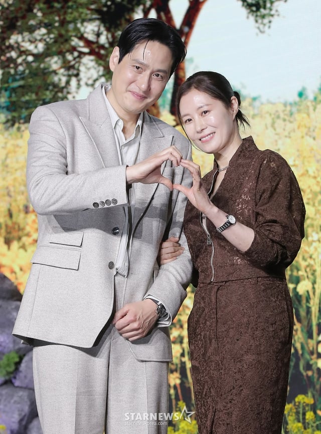 배우 박해준, 문소리가 5일 오전 서울 영등포구 여의도동 콘래드 서울에서 진행된 넷플릭스 시리즈 '폭싹 속았수다' 제작발표회에 참석해 포즈를 취하고 있다. '폭싹 속았수다'는 제주에서 태어난 '요망진 반항아' 애순이(아이유 분)와 '팔불출 무쇠' 관식이(박보검 분)의 모험 가득한 일생을 사계절로 풀어낸 넷플릭스 시리즈다. 오는 7일 공개. 2025.03.05 /사진=김창현 chmt@