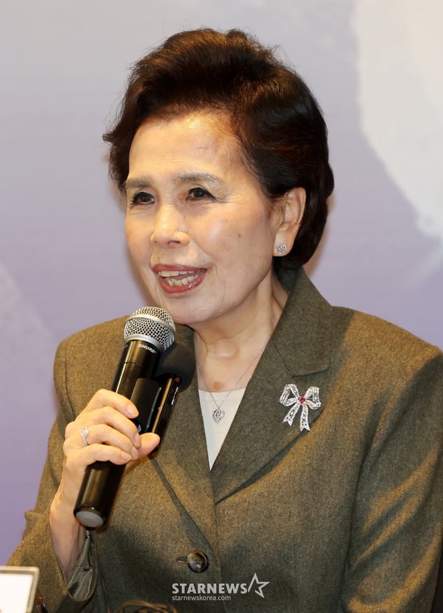 [서울=뉴시스] 홍효식 기자 = 가수 이미자가 5일 오후 서울 마포구 스탠포드호텔에서 열린 '전통가요 헌정 공연, 맥(脈)을 이음' 기자간담회에서 취재진 질문에 답하고 있다.  데뷔 66주년을 맞은 '엘리지의 여왕' 이미자는 다음 달 26일(토), 27일(일) 양일간 서울 종로구 세종문화회관 대극장에서 '이미자 전통가요 헌정 공연, 맥(脈)을 이음'으로 팬들을 만난다. 2025.03.05. yesphoto@newsis.com /사진=홍효식