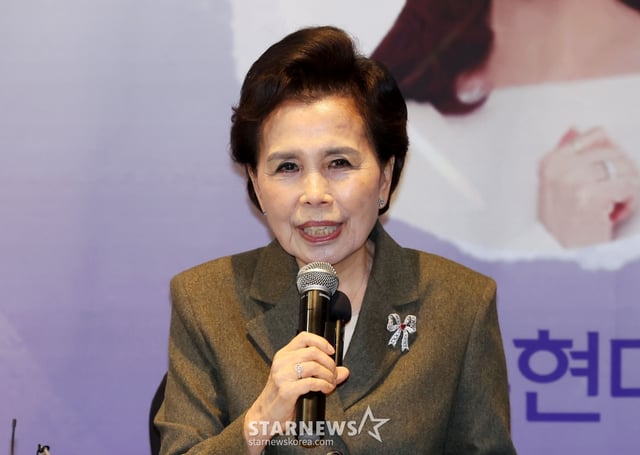 [서울=뉴시스] 홍효식 기자 = 가수 이미자가 5일 오후 서울 마포구 스탠포드호텔에서 열린 '전통가요 헌정 공연, 맥(脈)을 이음' 기자간담회에서 취재진 질문에 답하고 있다.  데뷔 66주년을 맞은 '엘리지의 여왕' 이미자는 다음 달 26일(토), 27일(일) 양일간 서울 종로구 세종문화회관 대극장에서 '이미자 전통가요 헌정 공연, 맥(脈)을 이음'으로 팬들을 만난다. 2025.03.05. yesphoto@newsis.com /사진=홍효식