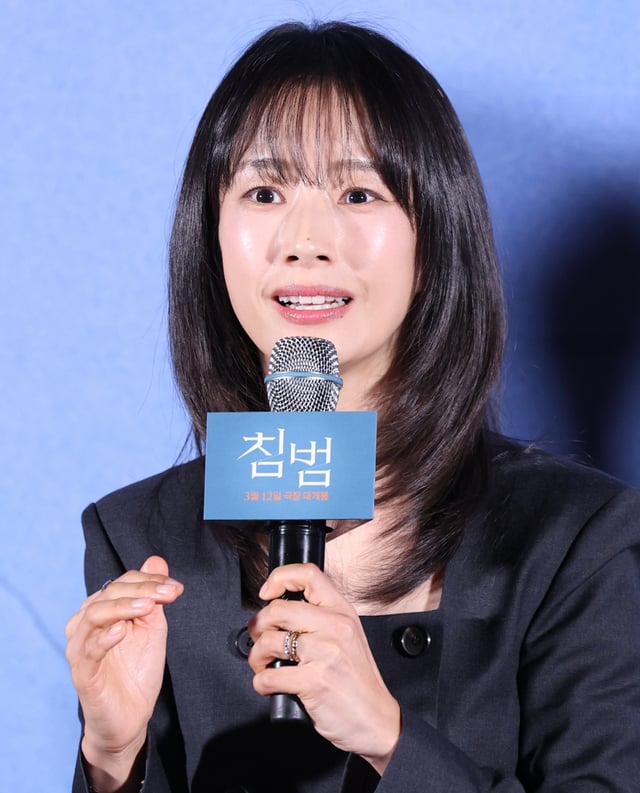 (서울=뉴스1) 권현진 기자 = 배우 곽선영이 5일 서울 용산구 CGV용산아이파크몰에서 열린 영화 '침범 (감독 김여정, 이정찬)' 언론시사회에 참석해 인사말을 하고 있다. '침범'은 기이한 행동을 하는 딸 소현(기소유 분)으로 인해 일상이 붕괴되고 있는 영은(곽선영 분)과 그로부터 20년 뒤 과거의 기억을 잃은 민(권유리 분)이 해영(이설 분)과 마주하며 벌어지는 균열을 그린 심리 파괴 스릴러다. 2025.3.5/뉴스1 Copyright © 뉴스1. All rights reserved. 무단 전재 및 재배포, AI학습 이용 금지. /사진=(서울=뉴스1) 권현진 기자