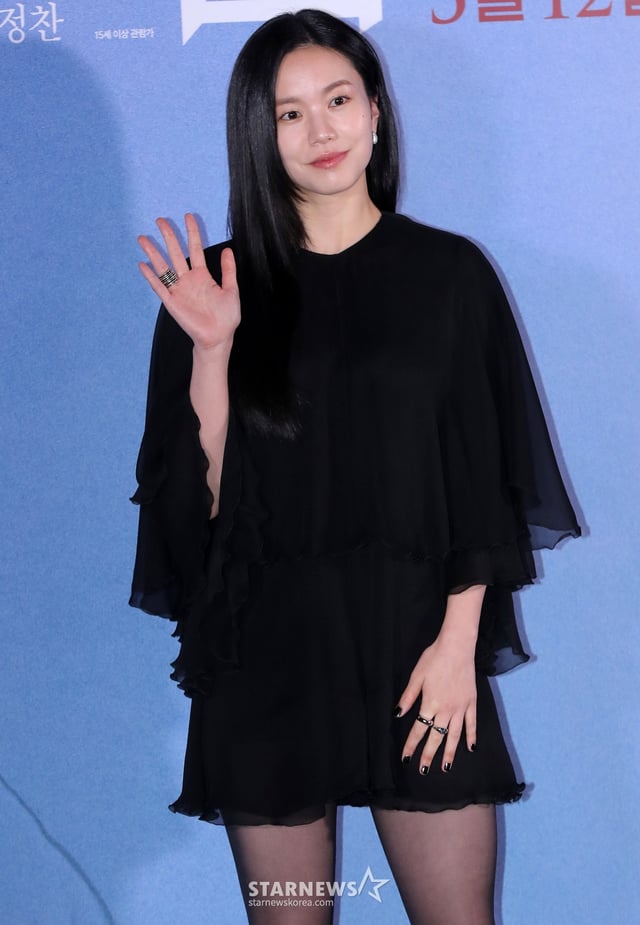 배우 이설이 5일 오후 서울 용산구 아이파크몰 CGV에서 진행된 영화 '침범' 언론시사회 및 기자간담회에 참석해 포즈를 취하고 있다. '침범'은 기이한 행동을 하는 딸 소현으로 인해 일상이 붕괴되고 있는 영은(곽선영 분)과 그로부터 20년 뒤 과거의 기억을 잃은 민(권유리 분)이 해영(이설 분)과 마주하며 벌어지는 균열을 그린 심리 파괴 스릴러 영화다. 오는 12일 개봉. 2025.03.05 /사진=김창현 chmt@
