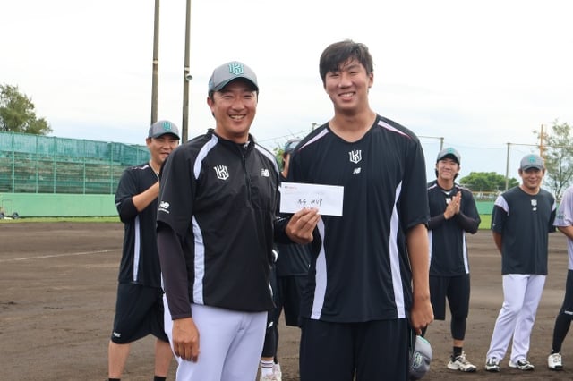 KT 위즈 김동현(오른쪽)이 5일 일본 오키나와에서 진행된 2025 스프링캠프 MVP를 수상하고 제춘모 투수코치와 기념사진을 찍고 있다. /사진=KT 위즈 제공