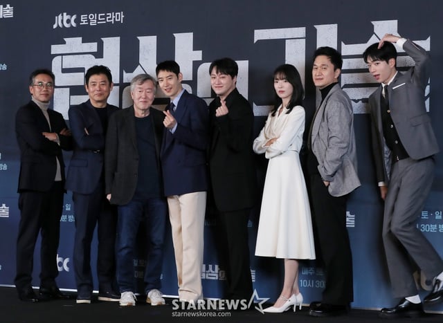 안판석 감독(왼쪽 세번째), 배우 오만석, 성동일, 이제훈, 김대명, 안현호, 장현성, 차강윤이 6일 오후 서울 구로구 신도림 라마다호텔에서 진행된 JTBC 토일드라마 '협상의 기술' 제작발표회에 참석해 포즈를 취하고 있다. '협상의 기술'은 전설의 협상가로 불리는 대기업의 M&A 전문가와 그 팀의 활약상을 그리는 드라마. 오는 8일 첫 방송. 2025.03.06 /사진=김창현 chmt@