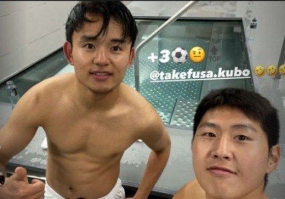 '절친'으로 잘 알려진 이강인(오른쪽)과 쿠보 타케후사가 레알 마요르카에서 함께 뛰던 2021년 12월 다정하게 사진을 찍고 있다. /사진=이강인 공식 SNS