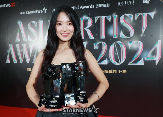 배우 김혜윤이 27일 오후 태국 방콕 임팩트 챌린저 홀 1-2(IMPACT Challenger Hall 1-2)에서 진행된 '제9회 아시아 아티스트 어워즈'(The 9th Asia Artist Awards, 이하 'AAA 2024')에서 AAA 베스트 아티스트, 베스트 커플, 베스트 액터, 파퓰리티상을 수상한 뒤 포즈를 취하고 있다. 연말 최고의 글로벌 축제의 장으로 펼쳐진 'AAA 2024'에는 올 한 해를 빛낸 톱 아티스트들이 총출동했다. 가수 부문에는 뉴진스(NewJeans), 르세라핌(LE SSERAFIM), 비비(BIBI), 수호(SUHO), 제로베이스원(ZEROBASEONE), 토니 유(TONY YU), 키스오브라이프(KISS OF LIFE), 휘브(WHIB), BUS because of you i shine(버스), DAY6(데이식스), NCT 127(엔시티 127), NCT WISH(엔시티 위시), QWER(큐더블유이알), TWS(투어스), WayV(웨이션브이), &TEAM(앤팀)(이하 가나다, ABC, 특수문자 순) 등이 출연했다. 배우 부문에는 김민, 김수현, 김혜윤, 박민영, 변우석, 안보현, 장다아, 조유리, 주원, 최보민, Gemini & Fourth(제미나이 & 포스), SAKAGUCHI KENTARO(사카구치 켄타로) 등이 함께해 연말 방콕의 밤을 화려하게 수놓았다. 류준열과 장원영, 성한빈은 MC로 호흡을 맞췄다. 'AAA 2024'는 스타뉴스가 주최하고 AAA 조직위원회, 모티브 프로덕션(MOTIVE PRODUCTION), 박스 라이브(BOX LIVE)가 주관한다. /2024.12.27 /사진=이동훈 photoguy@