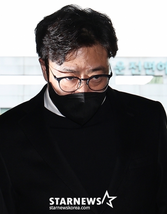 (서울=뉴스1) 김진환 기자 = 업무방해, 전자기록 등 손괴, 사기 및 업무상 배임 등의 혐의를 받는 안성일 더기버스 대표가 24일 오후 피의자 조사를 받기 위해 서울 강남경찰서에 출석하고 있다. 걸그룹 ‘피프티 피프티(FIFTY FIFTY)’의 소속사 어트랙트는 지난 6월 더기버스가 업무 인수인계를 지체하고 업무용 메일 계정을 돌려주는 과정에서 메일을 모두 삭제하는 등 프로젝트 자료를 없앴다며 안 대표 등을 고소했다. 2023.10.24/뉴스1 Copyright © 뉴스1. All rights reserved. /사진=(서울=뉴스1) 김진환 기자