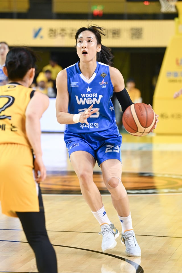 김단비가 6일 청주체육관에서 열린 '2024~25시즌 여자 프로농구(WKBL) 4강 플레이오프' 3차전에서 림을 바라보고 있다. /사진=WKBL 제공