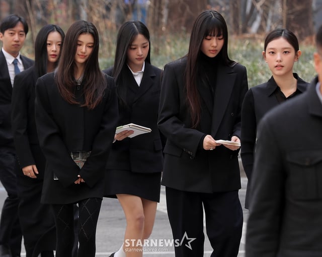어도어가 뉴진스 멤버들을 상대로 제기한 '기획사 지위보전 및 광고계약 체결 등 금지 가처분' 첫 심문기일이 7일 오전 서울 서초구 중앙지방법원에서 열린 가운데 걸그룹 뉴진스가 출석하고 있다. 2025.03.07 /사진=김창현 chmt@