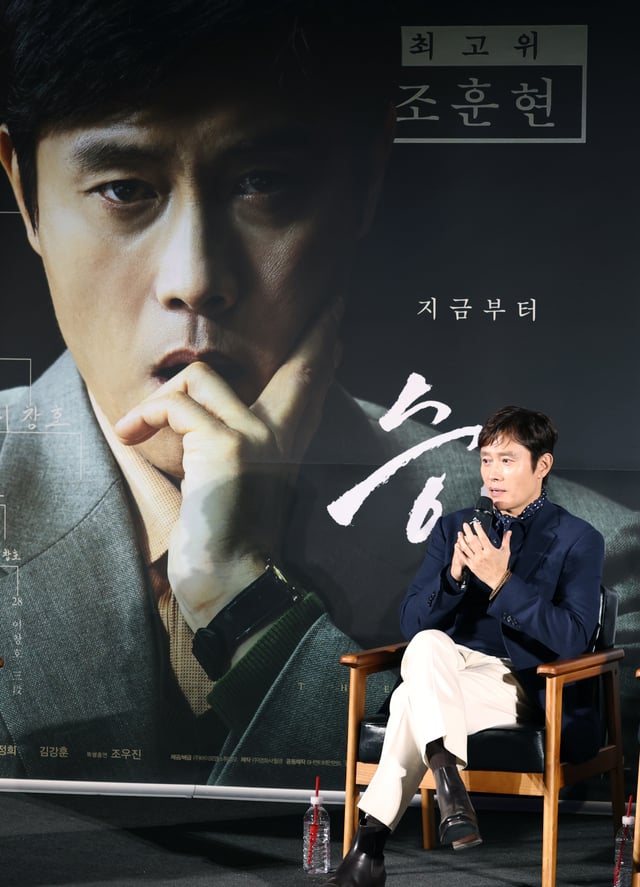 (서울=뉴스1) 권현진 기자 = 배우 이병헌이 7일 서울 용산구 CGV용산아이파크몰에서 열린 영화 '승부‘(감독 김형주) 제작보고회에 참석해 취재진 질문에 답하고 있다. '승부'는 대한민국 최고의 바둑 레전드 조훈현(이병헌 분)이 제자와의 대결에서 패한 후 타고난 승부사 기질로 다시 한번 정상에 도전하는 이야기다. 2025.3.7/뉴스1 Copyright © 뉴스1. All rights reserved. 무단 전재 및 재배포, AI학습 이용 금지. /사진=(서울=뉴스1) 권현진 기자