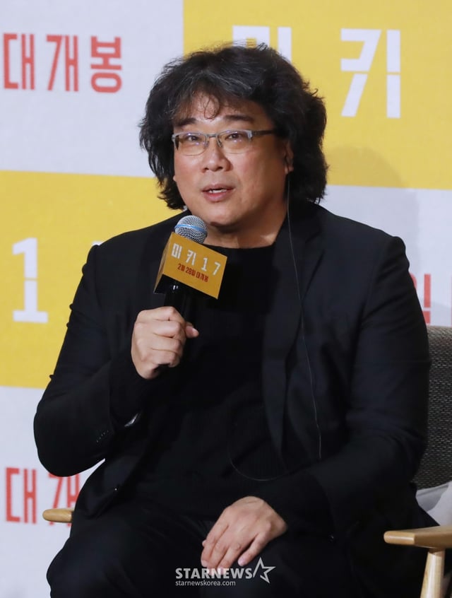 봉준호 감독이 20일 오전 서울 강남구 메가박스 코엑스에서 진행된 영화 '미키17'(감독 봉준호) 기자간담회에 참석해 포즈를 인사말을 하고 있다.  위험한 일에 투입되는 소모품(익스펜더블)으로, 죽으면 다시 프린트되는 ‘미키’가 17번째 죽음의 위기를 겪던 중, 그가 죽은 줄 알고 ‘미키18’이 프린트되면서 벌어지는 예측불허의 이야기를 그린 봉준호 감독의 작품 '미키17'은 오는 28일 개봉한다. /2025.02.20 /사진=이동훈 photoguy@