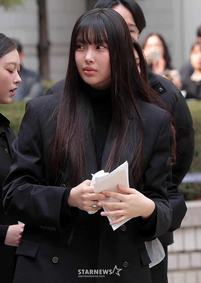 어도어가 뉴진스(NJZ) 멤버들을 상대로 제기한 '기획사 지위보전 및 광고계약 체결 등 금지 가처분' 첫 심문기일이 7일 오전 서울 서초구 중앙지방법원에서 열린 가운데 걸그룹 뉴진스 혜인이 공판을 마친 뒤 입장을 밝히고 있다. 2025.03.07 /사진=김창현 chmt@