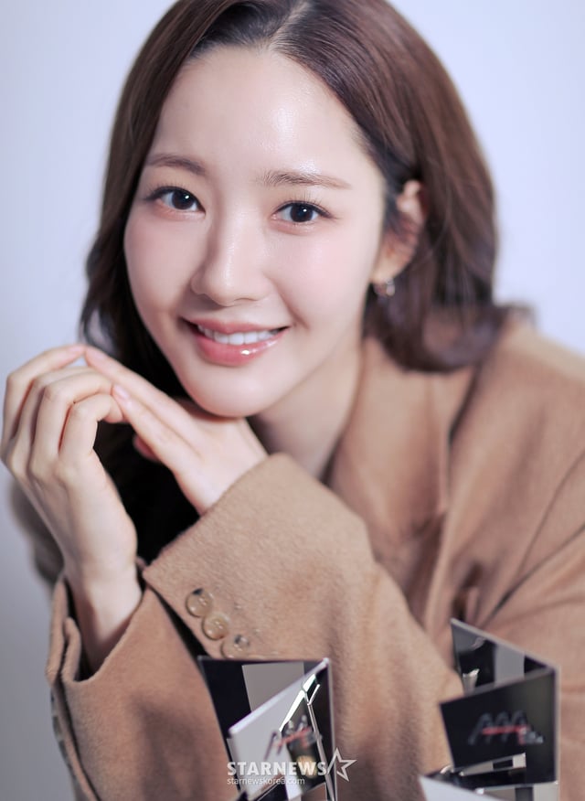 배우 박민영이 서울 종로구 스타뉴스 사옥에서 진행된 '제9회 아시아 아티스트 어워즈'(The 9th Asia Artist Awards, 이하 'AAA 2024') 수상 인터뷰에 앞서 포즈를 취하고 있다.  박민영은 'AAA 2024'에서 '베스트 아티스트상'과 배우 부문 대상 '올해의 여우주연상'을 품에 안았다.  두 개의 트로피를 획득한 박민영은 2024년의 시작을 알린 1월 1일 첫 방송된 tvN 드라마 '내 남편과 결혼해줘'(이하 '내남결')로 '박민영 신드롬'을 만들어냈다. 당시 시한부 설정의 캐릭터를 소화하기 위해 37kg까지 체중을 감량하며 '내남결'에 혼신의 힘을 다했던 만큼 해당 작품은 역대 tvN 월화드라마 평균 시청률 1위에 올랐고, 아마존프라임비디오 TV쇼 부문 글로벌 일간 순위에서는 두 차례나 1위를 차지하며 K드라마 최초의 역사를 썼다. /사진=김창현 chmt@