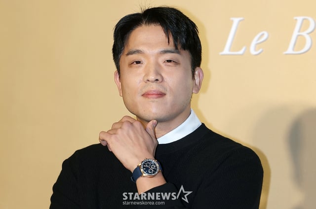 (서울=뉴스1) 김진환 기자 = 안성재 셰프가 22일 오후 서울 성동구 성수동에서 열린 스위스 고급 시계 브랜드 오데마 피게 AP 플래그십 그랜드 오프닝 행사에 참석해 포즈를 취하고 있다. 2024.11.22/뉴스1  Copyright © 뉴스1. All rights reserved. 무단 전재 및 재배포,  AI학습 이용 금지. /사진=(서울=뉴스1) 김진환 기자