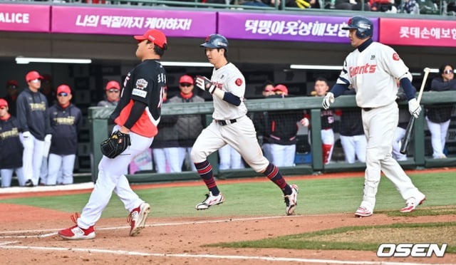롯데 최항(가운데)이 7회말 조상우의 폭투 때 홈으로 들어오고 있다.